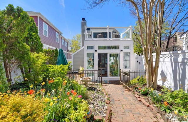 421 Irie: Simply Charming 2 Story COTTAGE! Private Pool! 1 Off Street Parking!