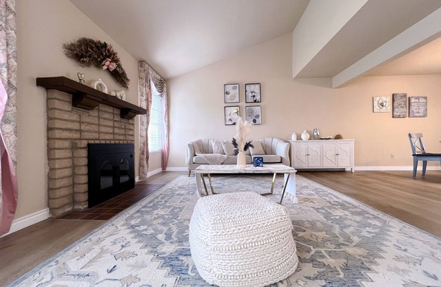 4B3B Modern Spacious House with Nice Backyard