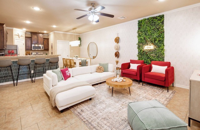 4bd/4bath w/Community Pool & Beach Volleyball - 6mins to Kyle Field