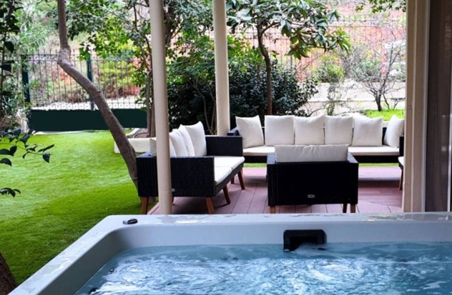 4BD Apartment with Outdoor Jacuzzi Garden