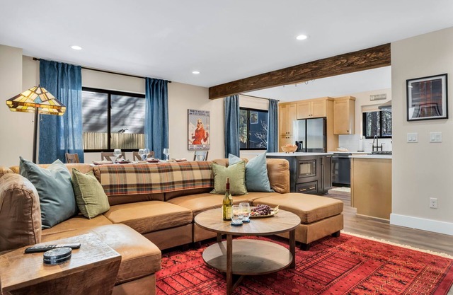 4BD Modern Home in the Pines - Games - Close to Downtown & Hiking