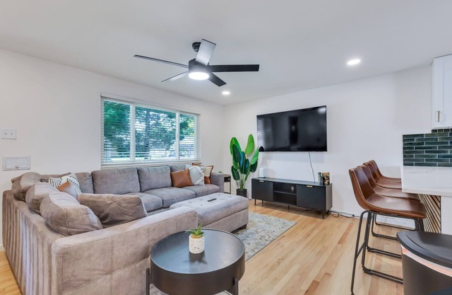 4BD Near DT - Hot Tub, Pingpong & Backyard Fun