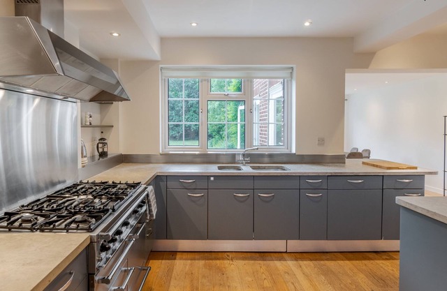 4Bed in Prestigious Road in SW15