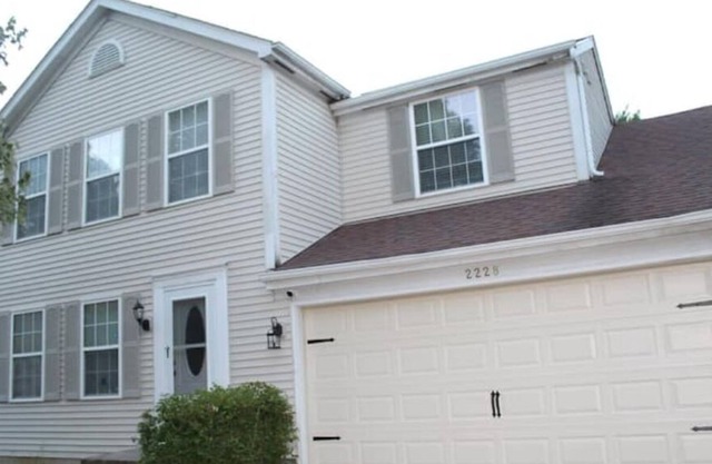 4BR, 2.5bth, 2CG & Fenced backyard in serene neighborhood