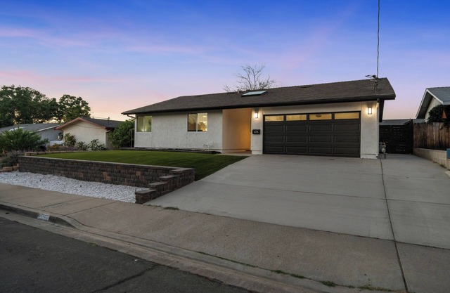 4BR/2Bth, Hot Tub, King Bed, Garage, Gated Backyard