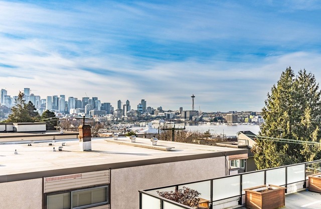 4BR | BBQ, Views, Rooftop | Eastlake | Sophari