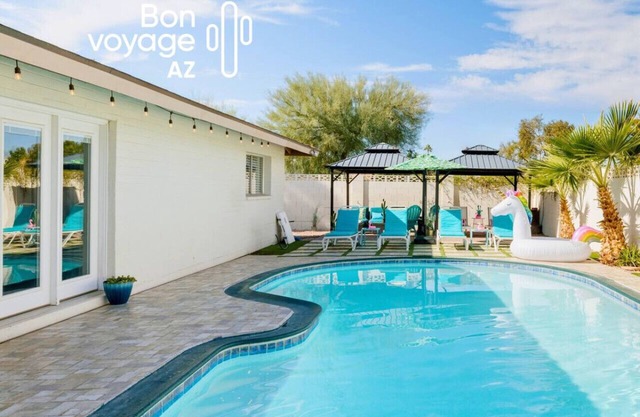 4BR home w/heated pool & lounge chair!