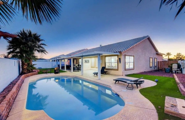 4BR Home w Jacuzzi, Pool & Firepit, Sleeps 10
