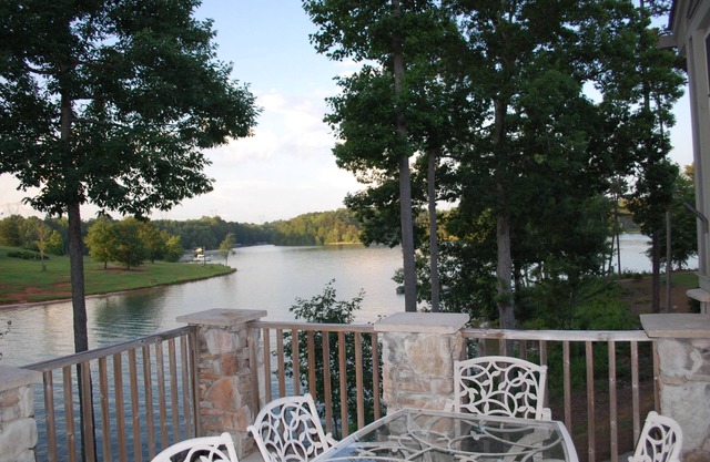 4BR Luxury Lakefront, big view, Private boatslip, pool table, 15 min Clemson!