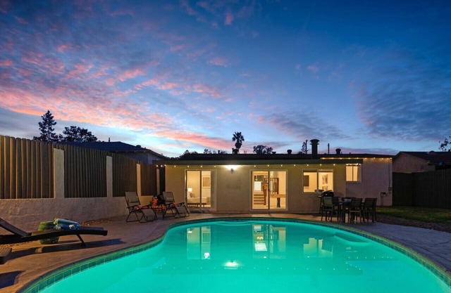 4BR Pool and Fast WiFi Fifteen Min to SD