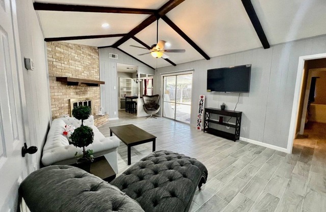 4BR Pool Furnished Extended Stay near Randolph AFB Fast Wi-Fi W/D Month+