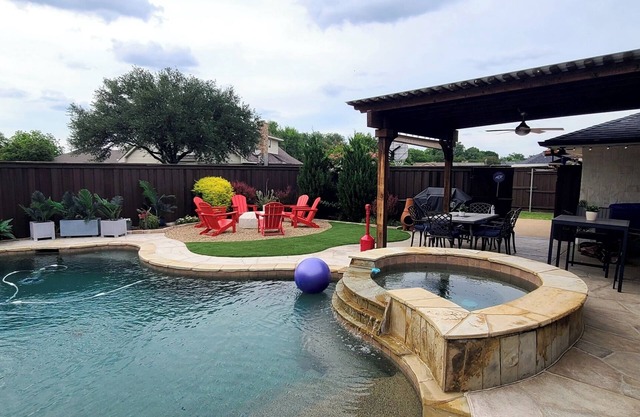 4BR Sleeps 10/ 2.5 baths w/Pool, Grill, Air Hockey