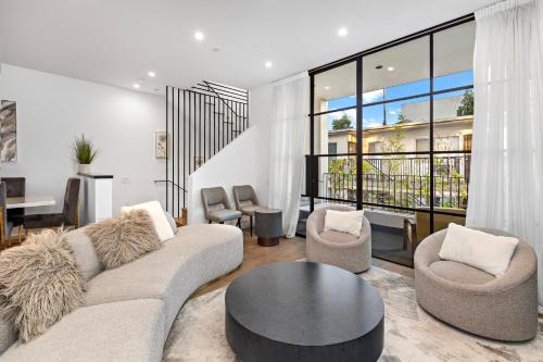 4BR Townhouse with Free Parking & Fast WiFi
