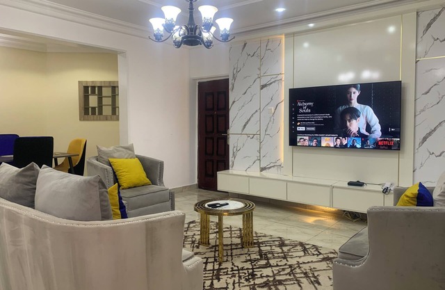 4mins to Aso-Rock Villa, King Bed, Chef, Free Cleaning, 24/7 Electricity