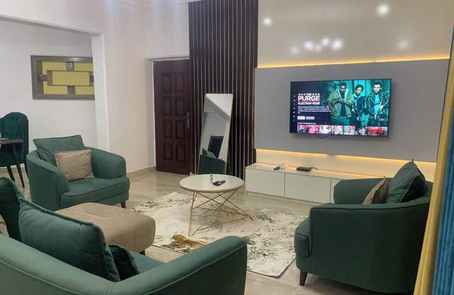 4minutes from Aso Rock Villa, King Bed, 3-bedroom apartment, Chef, Outdoor Games