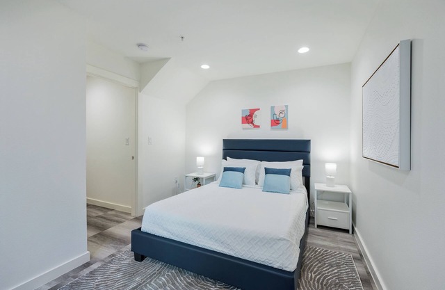 4story townhome with rooftop patio view of Skyline!