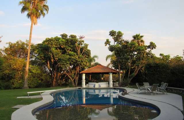 5,000 Meter Pool, Jacuzzi, And Large Garden Mexican 5,000-Meter Villa