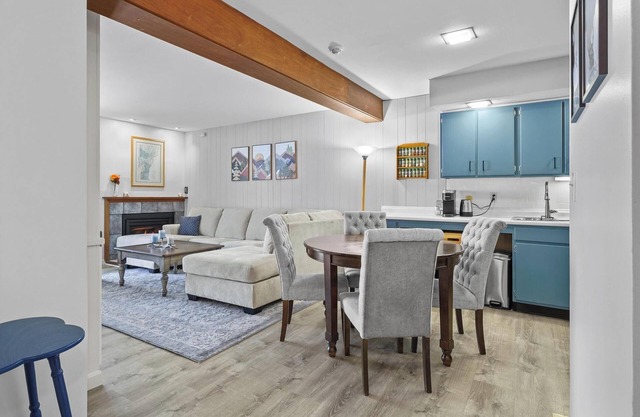 5-15 Minutes from Mountains, Balcony, Fireplace, Fast Wifi