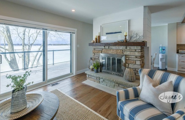 5 bdrm 4.5 bath cottage on Chemong Lake, Kawarthas! Amazing Waterfront, Hot tub!