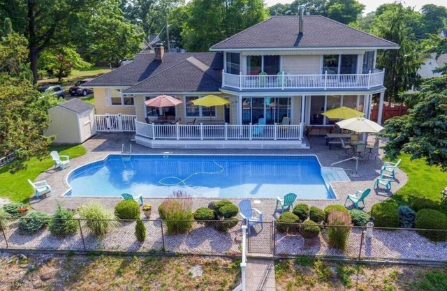 5-Bdrm Home w/Large Pool near beaches on canal