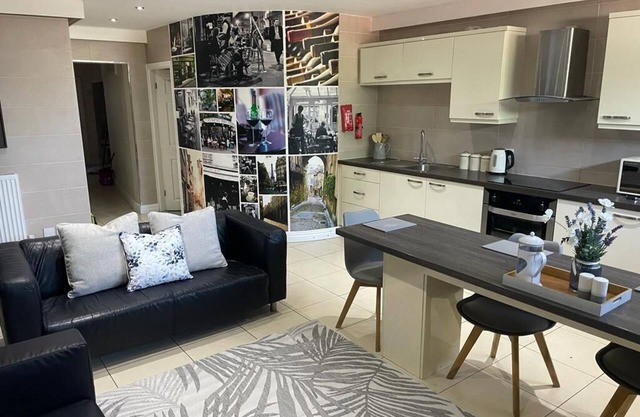 5 bed, 2.5 bath, luxury apartment - sleeps 8.