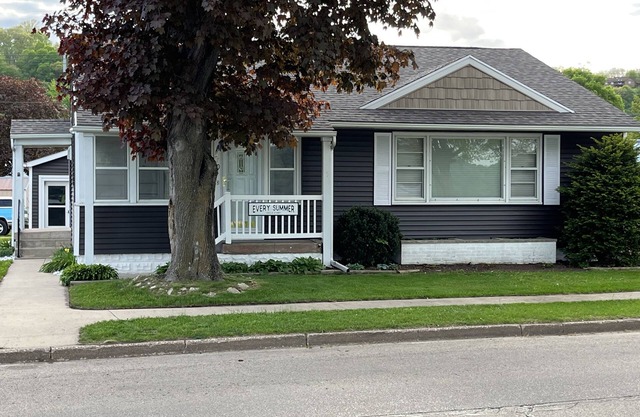 5 bed, 2 bath house in Guttenberg Iowa on The Mississippi River, Sleeps 10