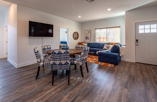 5 bed/4 ba DOWNTOWN