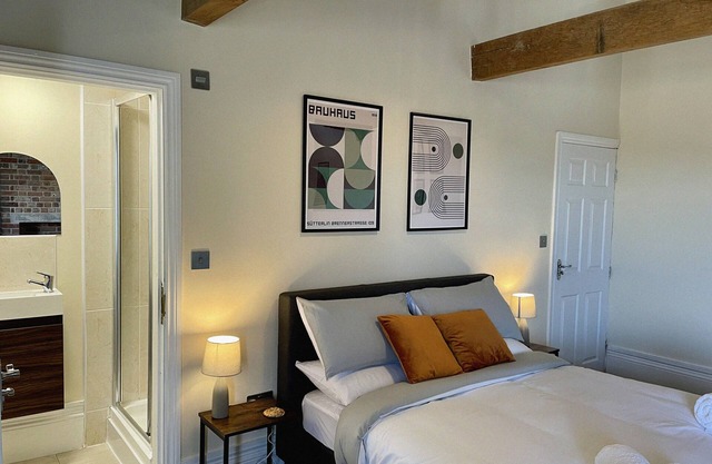 5 Bed Home in Northway, Tewkesbury with Parking