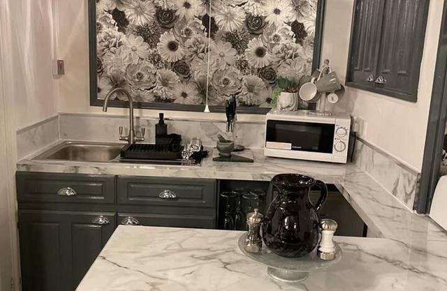 5 Bed House - Sleeps 12 - Pets - Parking