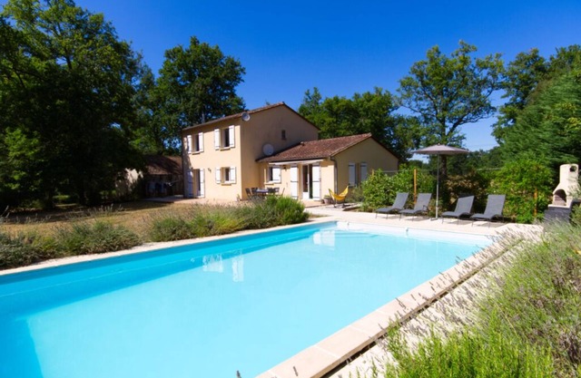 5-bed house with pool in Dordogne, walk to beach and restaurants