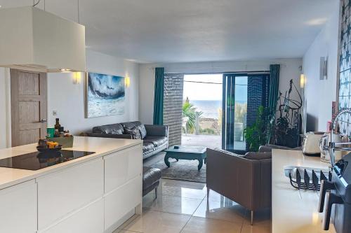 5 Bed in Ogmore-by-Sea oc-o33570