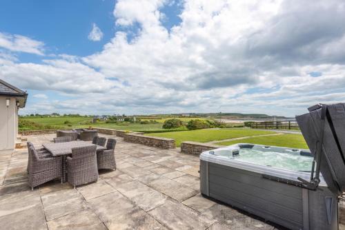 5 Bed Villa - Sleeps 10 - Hot Tub - Country Views