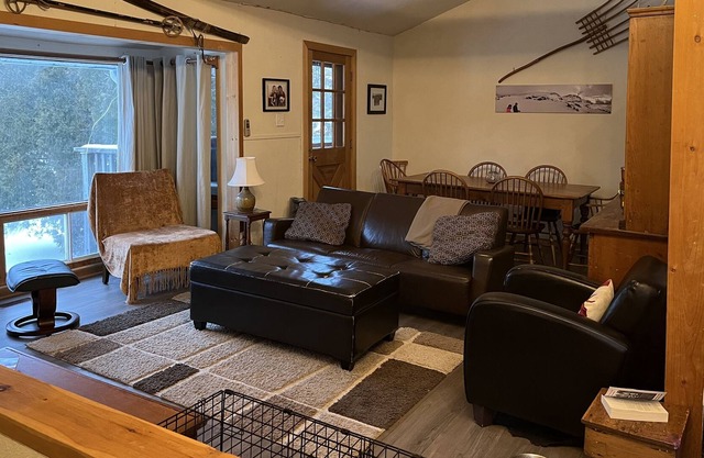 5-Bedroom Open Concept Cabin in Heart of Blue Mountains
