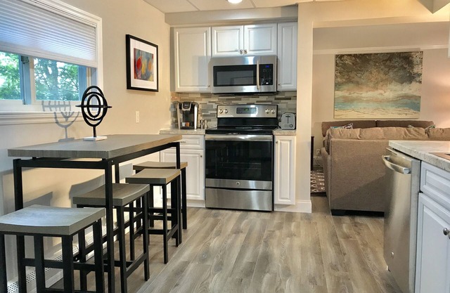 5 bedroom, 2 bathroom home- Minutes from Niagara Falls