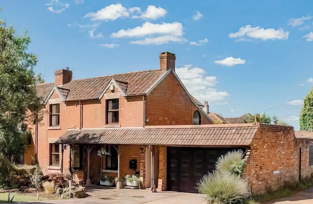5 bedroom accommodation in Trowbridge