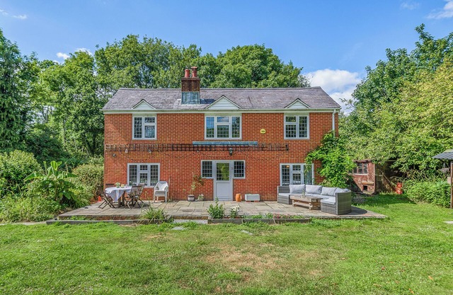 5 bedroom accommodation in Dibden, near Southampton