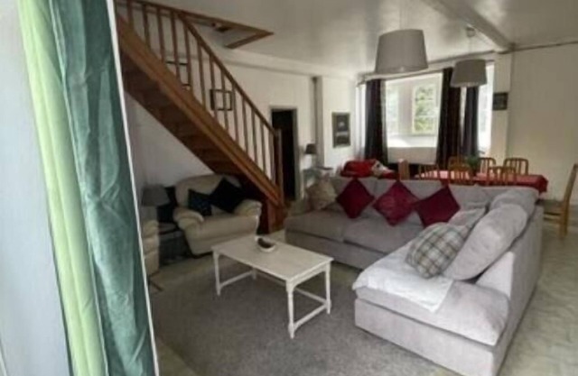 5 Bedroom Gite, Family Friendly, pet Friendly Relaxing Stay.
