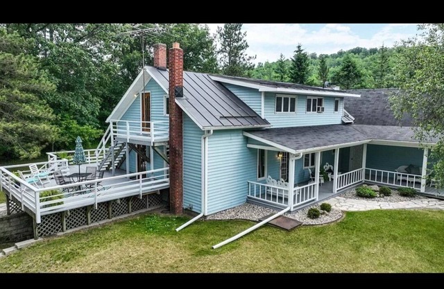 5 Bedroom home with 1580ft of Waupaca River frontage! With hot tub!