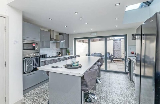 5 Bedroom House - Thirlmere Road
