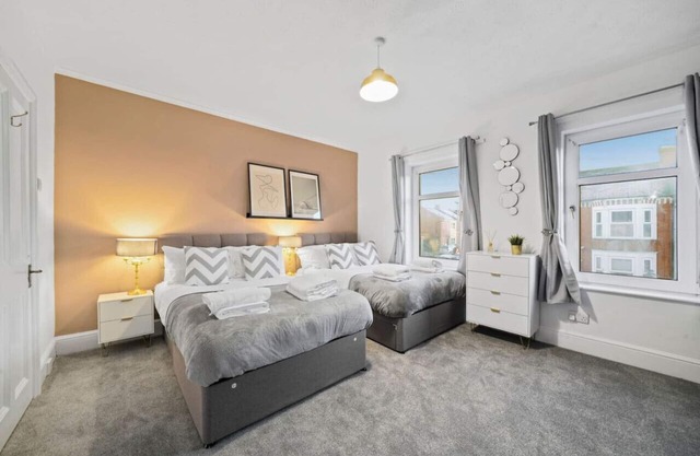 5 Bedroom House with Parking, Smart TVs & Garden