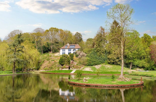 5 Bedroom Lake House in a nature reserve