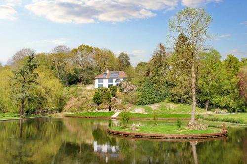5 Bedroom Lake House in a nature reserve