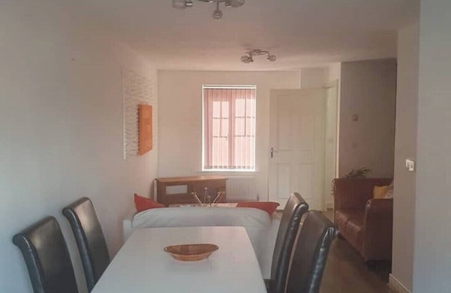 5 bedroom large home with Parking in Rugby