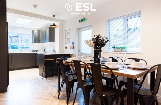 5 Bedroom Victorian Town House - Perfect for Contractors and Family Groups