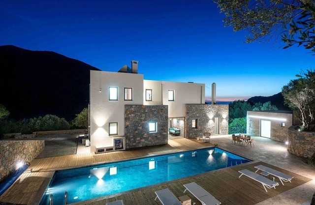 5 bedroom villa with ECO heated pool