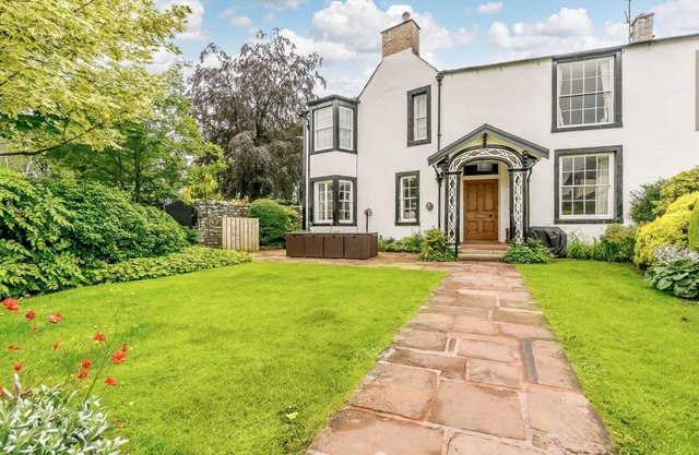 5 Bedroomed 200 Year Old Coach House With Private Front Garden