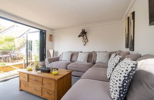 5 Burrells Cottages - sleeps 4 guests in 2 bedrooms