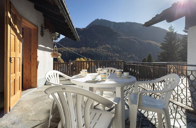 5' Bus to the Ski Slopes, Panoramic Chalet