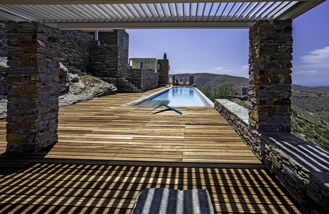 5 houses with a large swimming pool, ideal for large groups or families