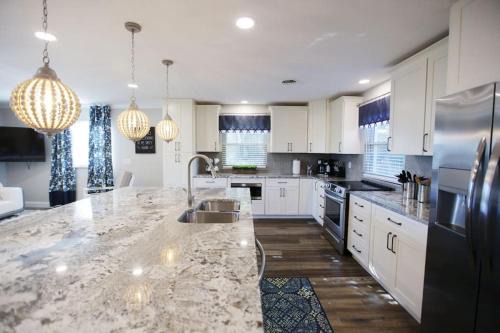 5 KING BEDS, 1Q 1Full P/O NEWLY REMODELED 2800 sq ft